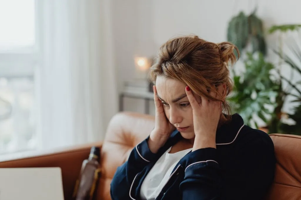 Persona reflexionando ante una sensación de bloqueo emocional