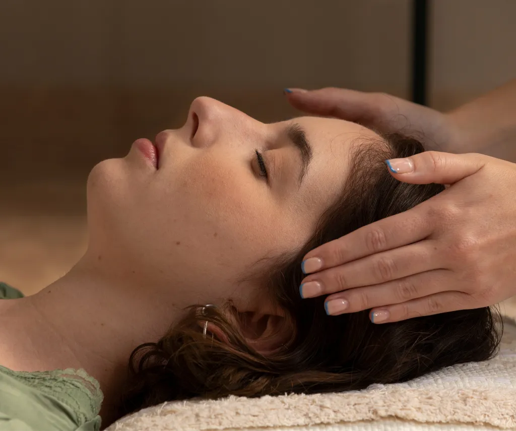 Tratamiento de Reiki reparando la migraña a través de terapia energética