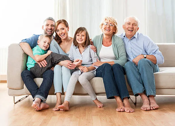 familia-completa-que-representa-la-felicidad-despues-del-tratamiento-del-metodo-soma