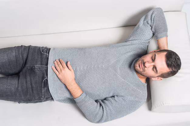 persona tumbada mientras recibe una consulta privada