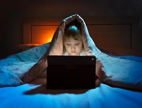 Niño con miedo a dormir solo por la noche mostrando ansiedad y problemas de conducta infantil antes de encontrar una solución emocional.