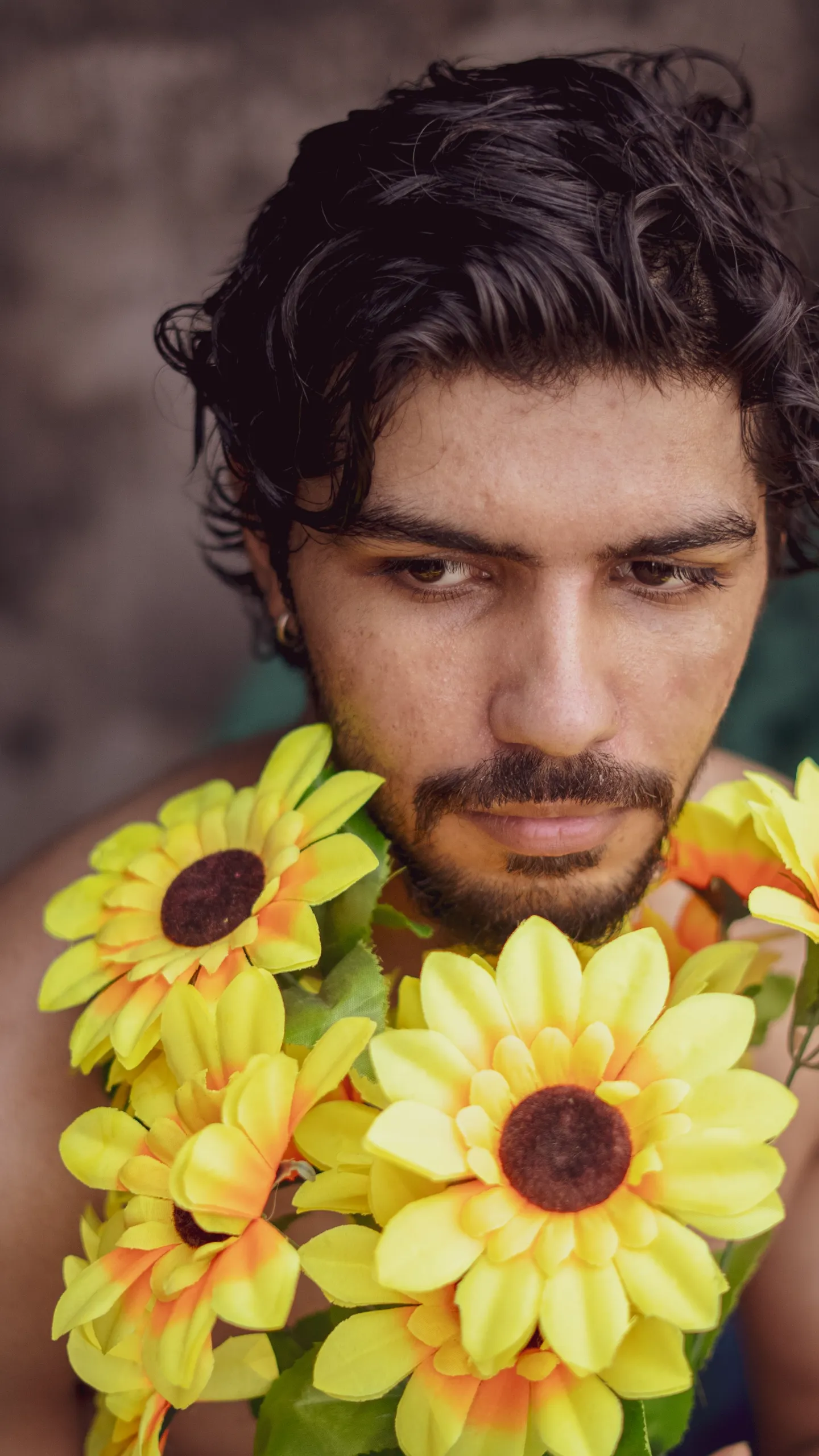 Hombre trayendo flores después de un conflicto de pareja