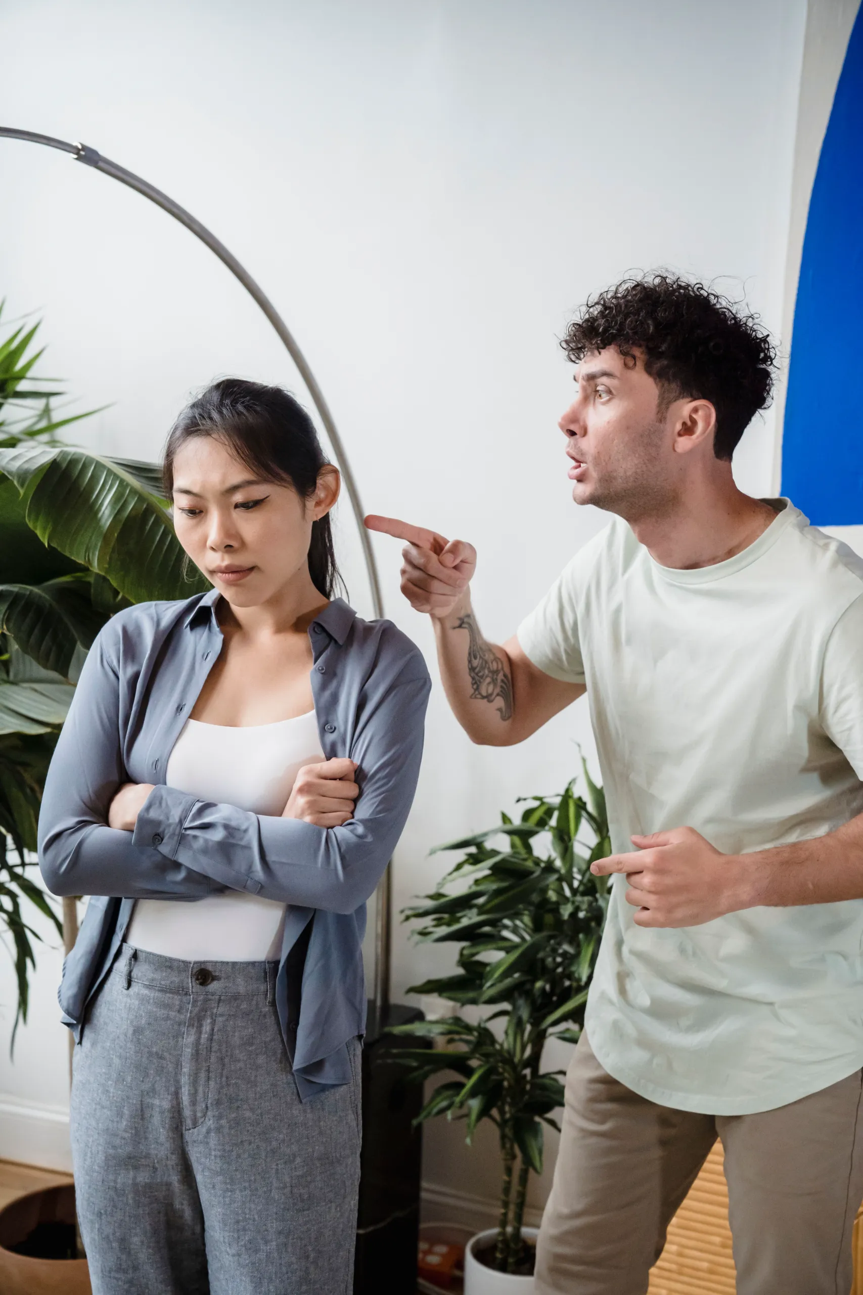 Pareja discutiendo por conductas de control en la relación