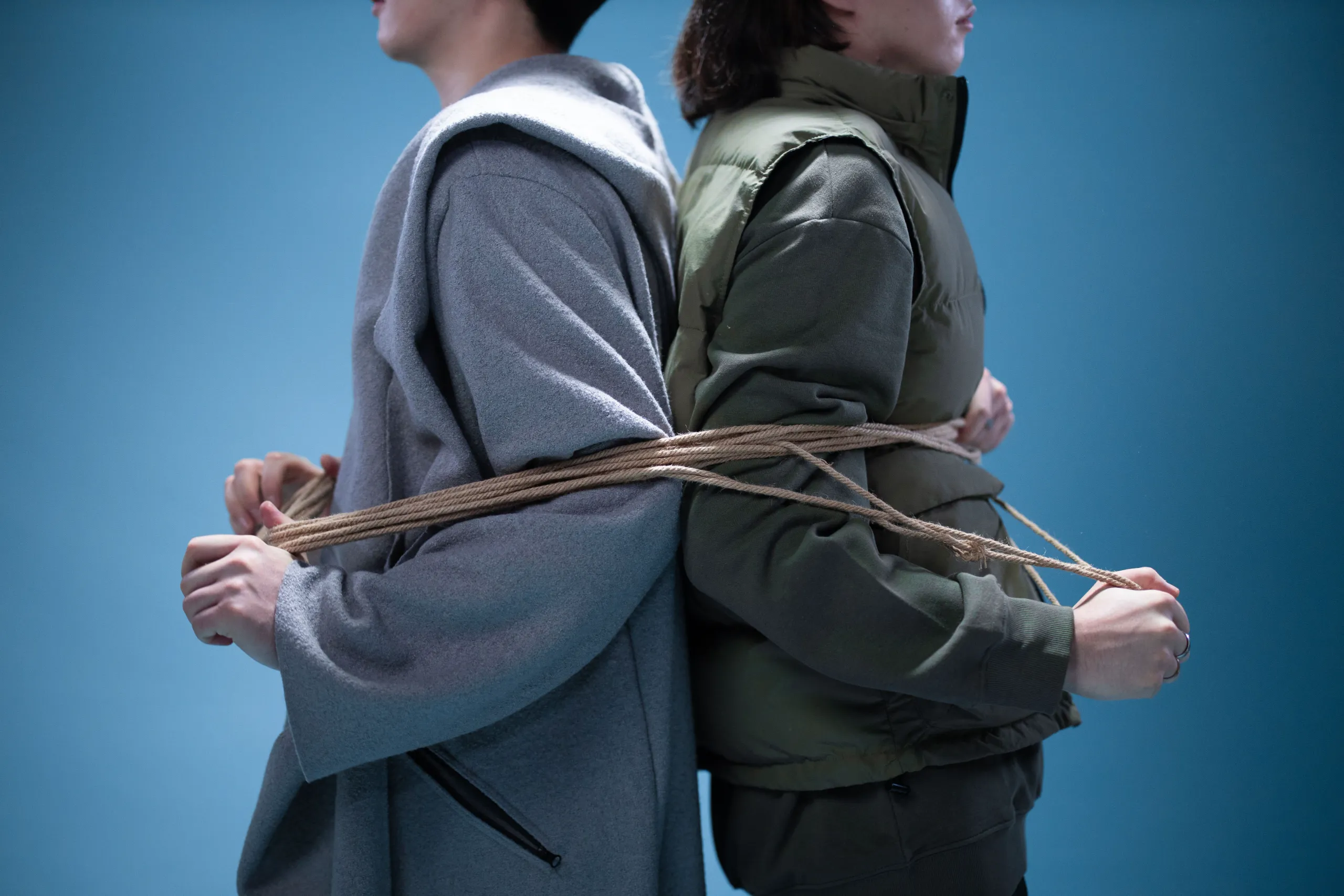 Dos personas unidas por un vínculo emocional difícil de romper