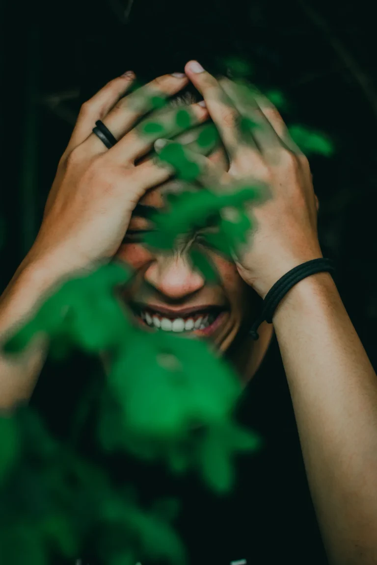 Persona al límite del estrés, con gesto de agotamiento y saturación emocional