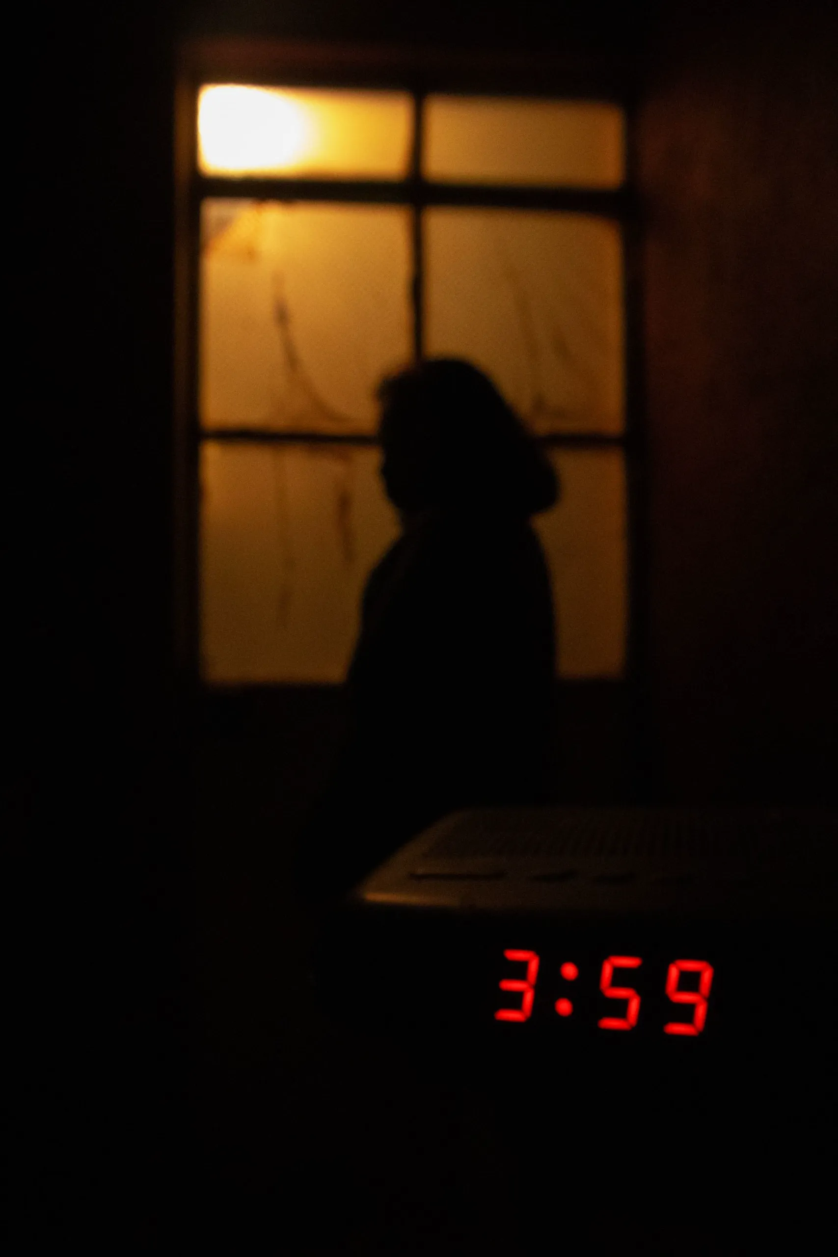 Persona que se despierta a media noche por el estrés